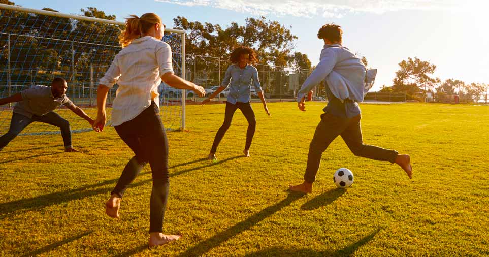 Conheça os principais benefícios e malefícios do futebol - Tua Saúde