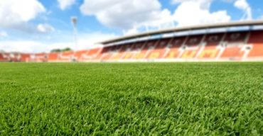 Estádio de futebol desfruta dos benefícios do gramado sintético esportivo