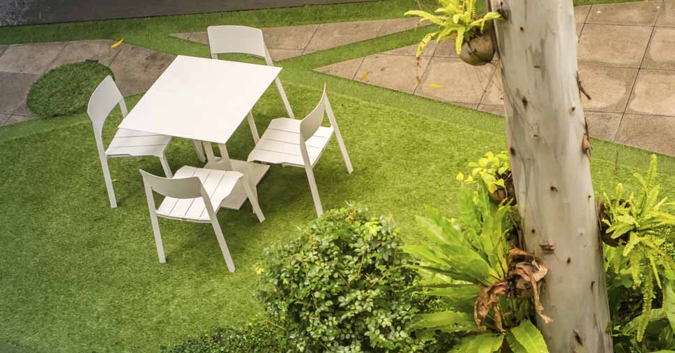 Conheça aplicações, benefícios da varanda com grama sintética!