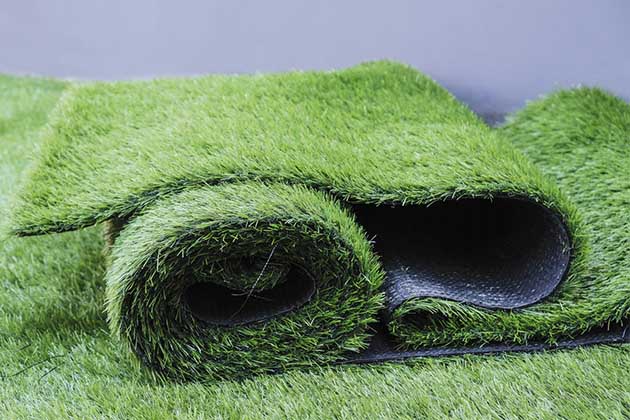 Tem vontade de ter grama artificial no quintal? Descubra se grama sintética empoça neste artigo!