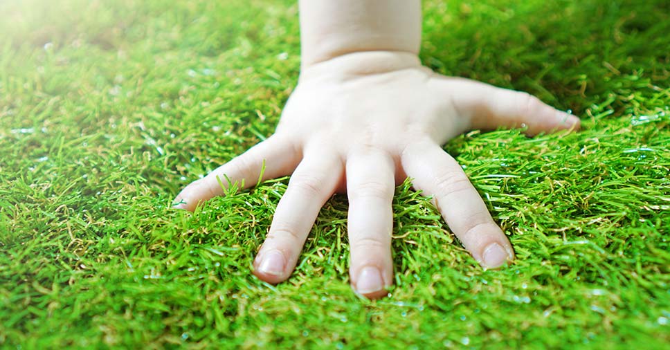 Veja 5 vantagens da grama sintética para crianças com a Stampa Gramas!