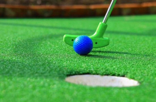 campo de mini golf com grama sintética saiba mais