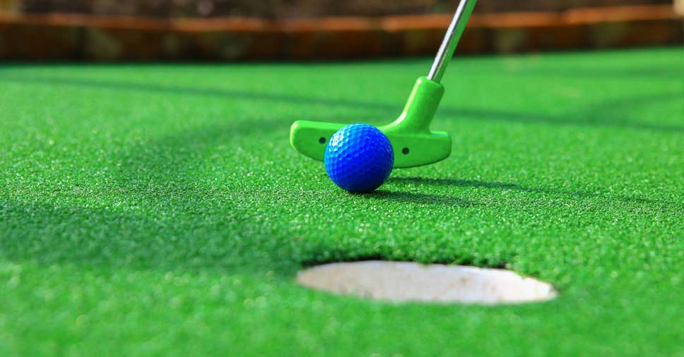 Como fazer um campo de mini golf com grama sintética? Veja dicas!