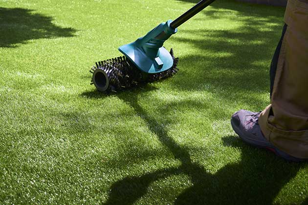 Ter cuidado com a limpeza é essencial para não estragar a grama sintética.