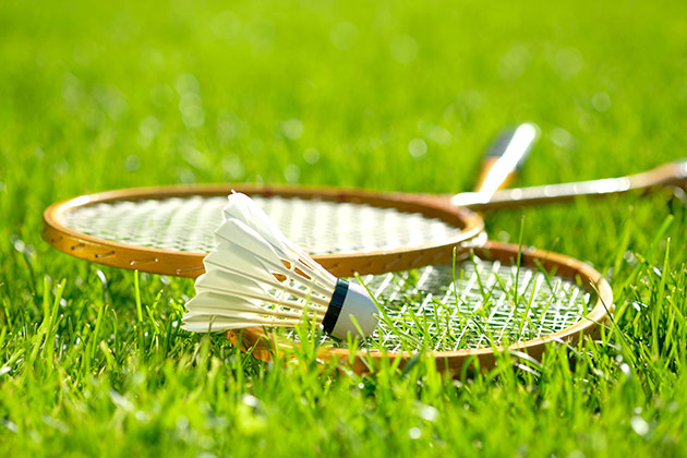 O Badminton é um os esportes praticados em campos sintéticos.