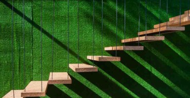 Escadas: veja como usar grama artificial para decoração!