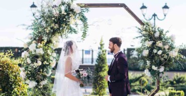 Homem e mulher se casando num evento com tendência de grama sintética