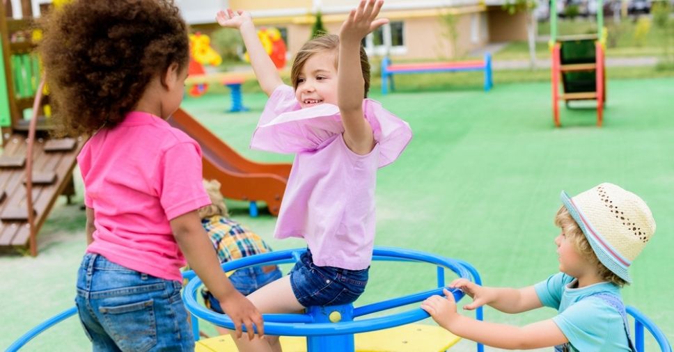 Garanta mais diversão com grama sintética para playground