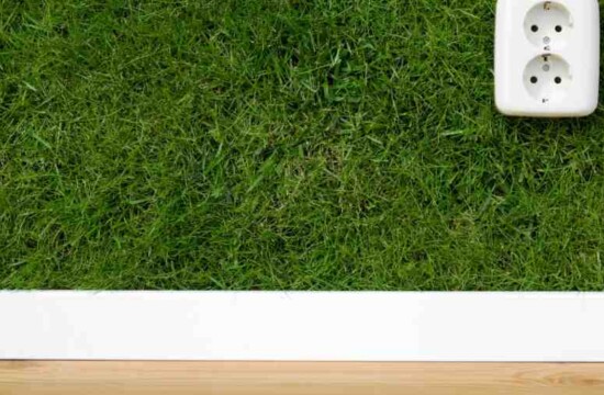 Saiba como usar painel de grama artificial em casa com estilo! Painel de grama artificial na parede, com tomada funcional e estilo único.