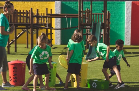 Veja como usar a grama sintética nas escolas e seus benefícios Crianças brincando com segurança na grama sintética nas escolas