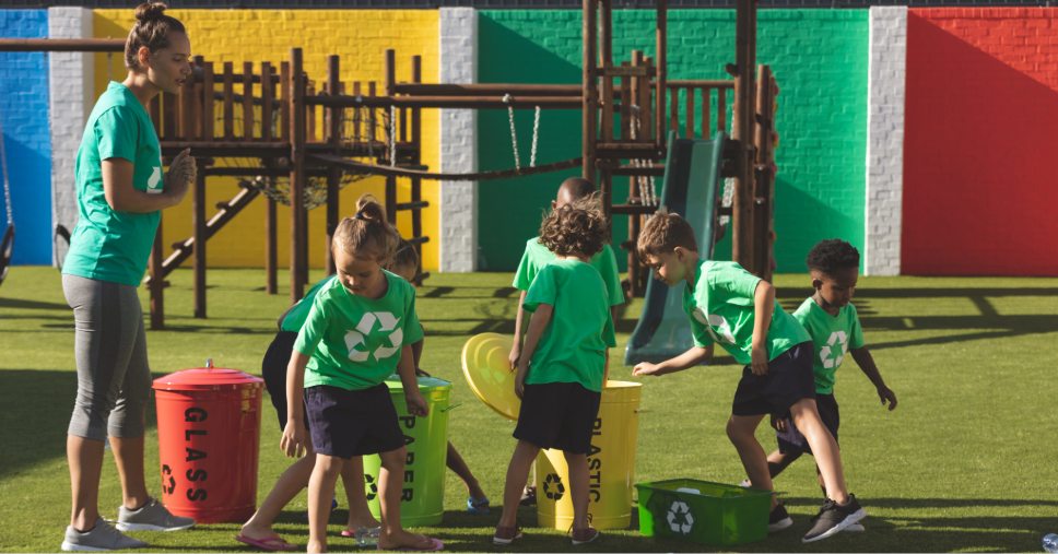 Crianças brincando com segurança na grama sintética nas escolas