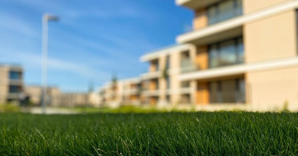 Limpeza da grama sintética: veja como garantir o melhor no seu condomínio