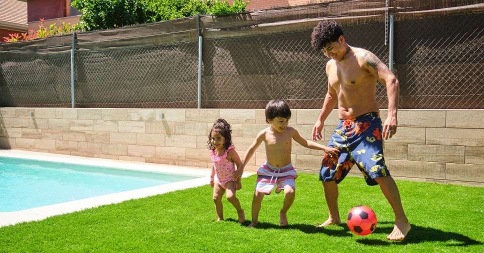 Grama sintética na piscina: confira a nova tendência!