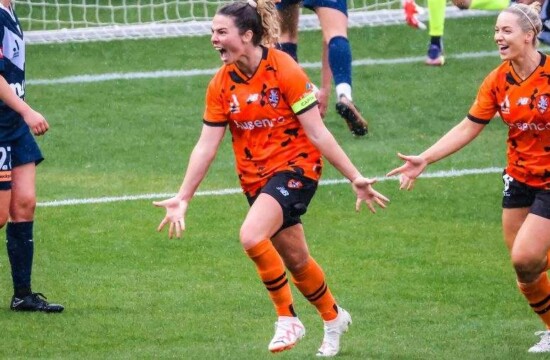 Conheça a evolução dos gramados esportivos com s Stampa Gramas! Jogadoras de futebol comemoram um gol em campo, destacando a qualidade dos gramados esportivos.